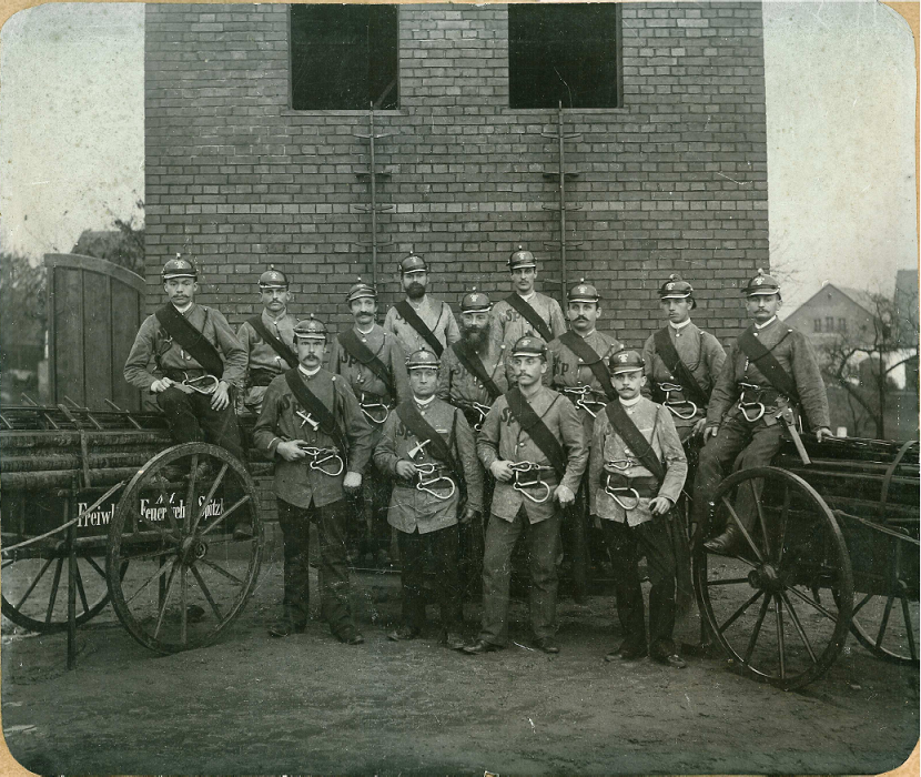 Steigerzug vor dem Steigerhaus um 1900